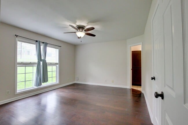 Building Photo - 3 bed 2 bath w sweet basement.  Go