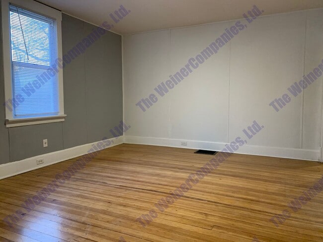 Building Photo - 2 Bedroom House Available Now!