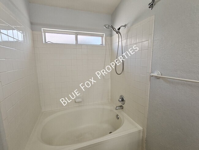 Building Photo - 7960 S Lennox Ln