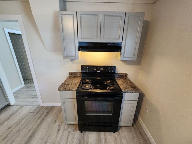 Building Photo - Spacious 1-Bedroom, 1-Bathroom Home AVAILA...