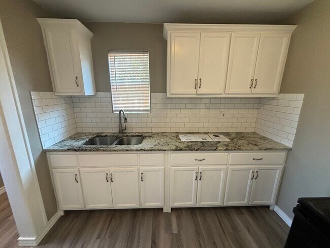 Building Photo - Spacious 3 bed 2 bath home, move in ready