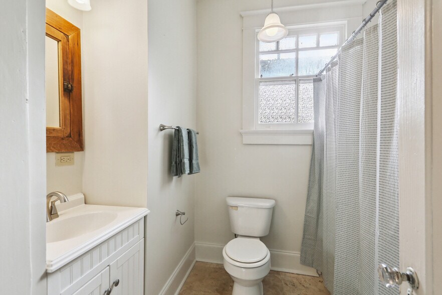 Building Photo - 2433 Palmer Ave