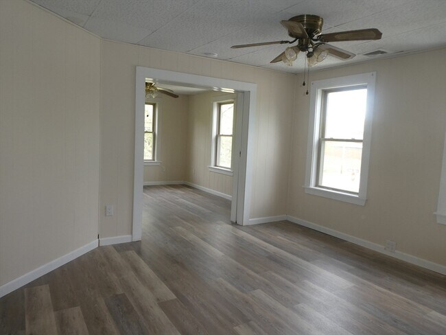 Building Photo - 14 Elm St