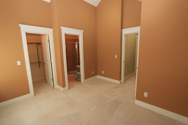 Building Photo - Wallingford 3bd/3.5ba, Vaulted Ceilings, G...