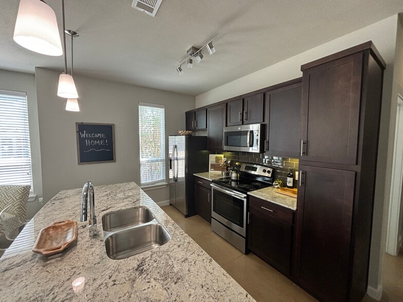 Building Photo - 4300 Cromwell Dr