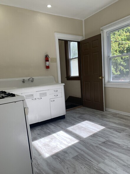Building Photo - 1707 E Thomas Ave