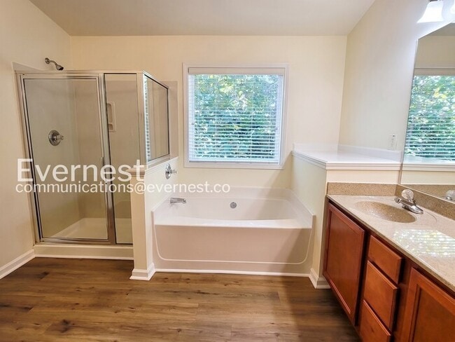 Building Photo - 3 Bed/2.5 Bath Townhome with Modern Amenities