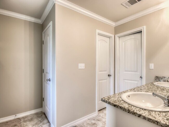 Building Photo - Beautiful home in Southern Oaks***HAUGHTON***