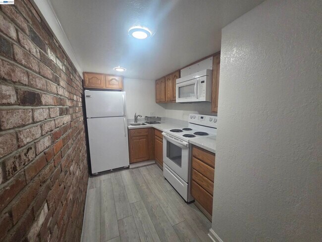 Building Photo - 3851 Vineyard Ave