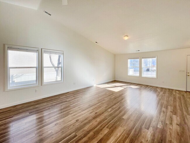 Building Photo - Suburban Dream: Exquisite 3BR Retreat with Modern Comforts and a Pet-Friendly Yard in Meridian