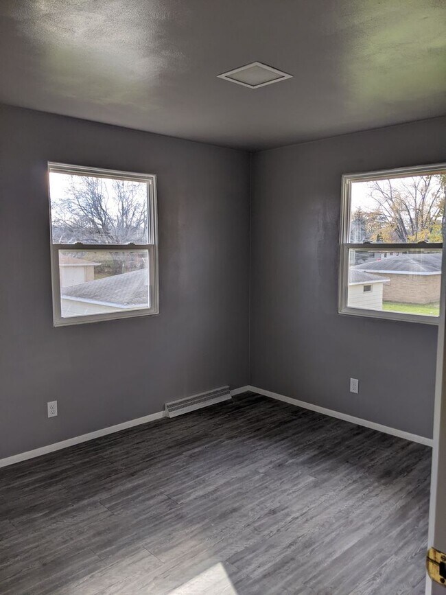 Building Photo - 1727 Silvercrest Dr