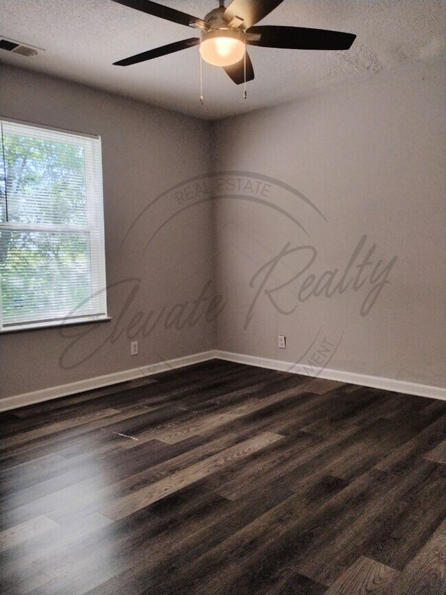 Building Photo - Two Bedroom Updated Ranch Duplex in North ...