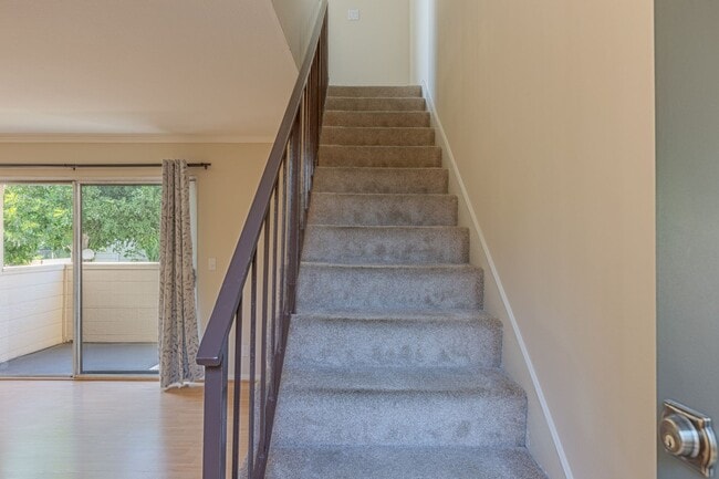 Building Photo - Excellent 1 Br 1Ba with Den in a Well Kept...