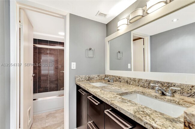 Building Photo - 2625 Collins Ave