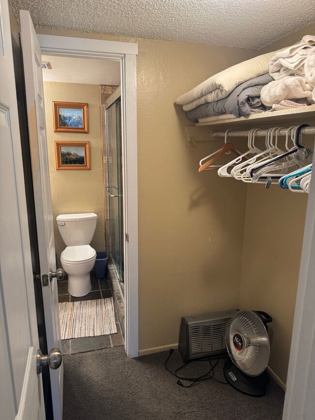 Building Photo - Spacious 2 Bed + Bonus Bedroom, 2 Bath Apa...