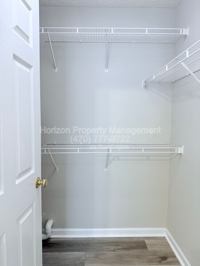 Building Photo - 4005 Hidden Hollow Dr