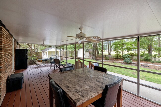 Building Photo - 327 Plantation Dr