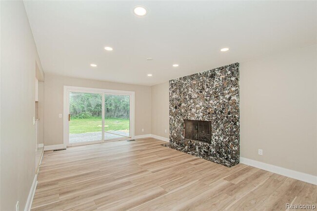 Building Photo - 21993 Riverview Dr
