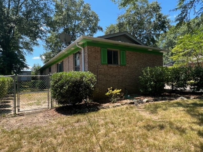 Building Photo - So Close to Downtown Greenville - this VER...