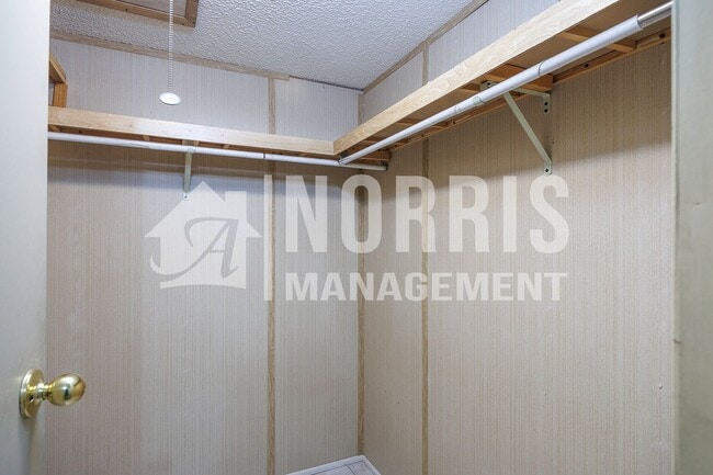Building Photo - Great Location, Great Home with all Applia...