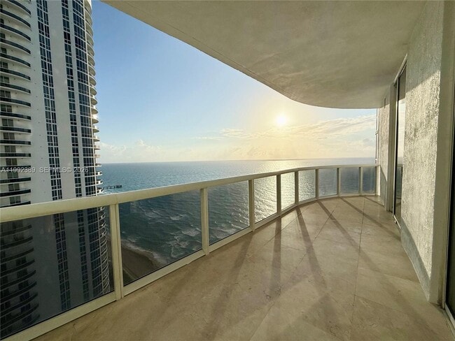 Building Photo - 15901 Collins Ave