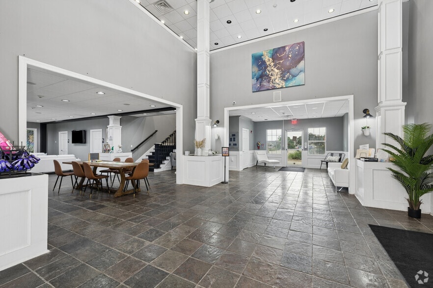 Lobby - The Pointe on College