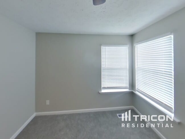 Building Photo - 467 Manor Rd