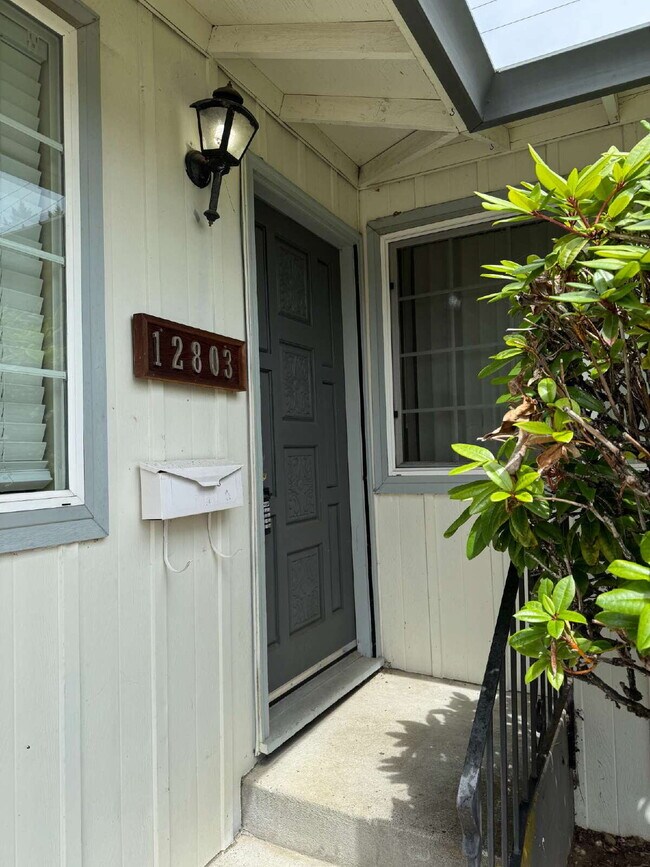 Building Photo - **Half off Third Months Rent** Milwaukie T...