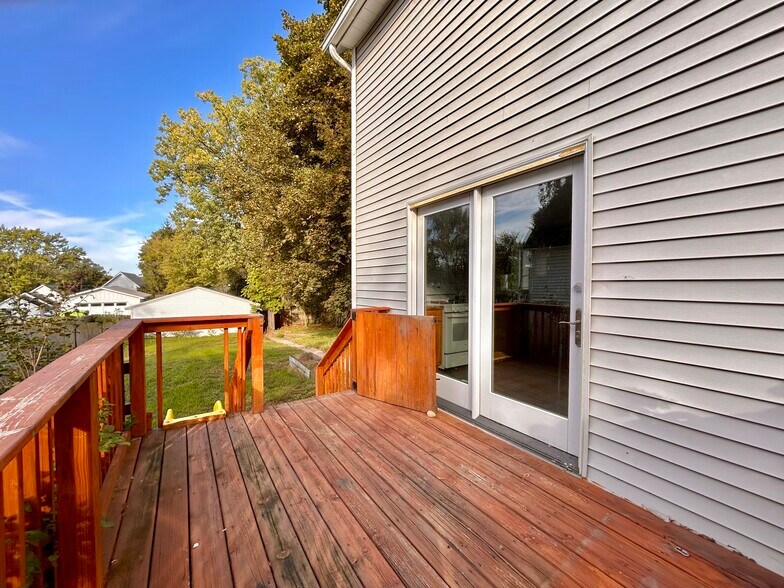 Building Photo - 727 Emerald Ave NE