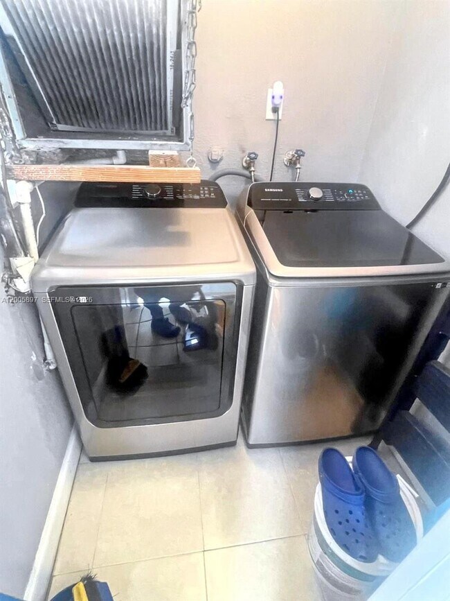 Building Photo - 4259 Royal Banyan Way