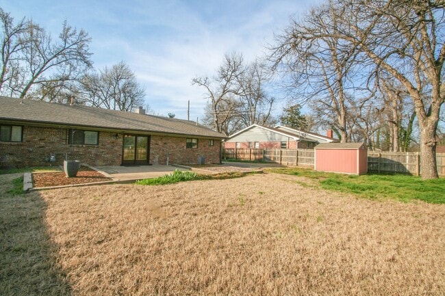 Building Photo - 2 Bed | 2 Bath in South Tulsa!