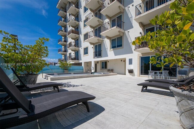 Building Photo - 2701 SW 3rd Ave