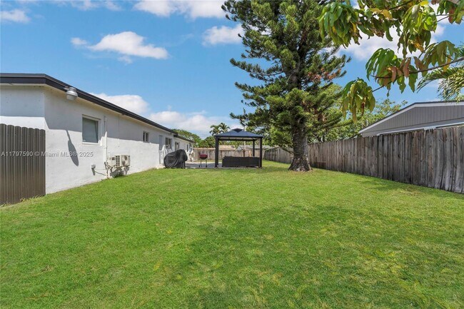 Building Photo - 2851 SW 66th Terrace