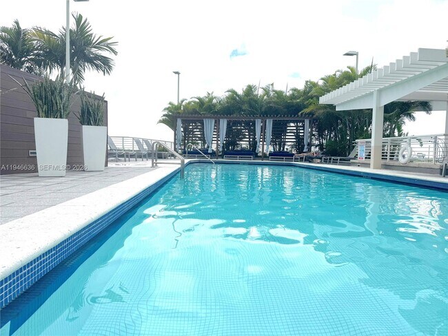 Building Photo - 3250 NE 1st Ave