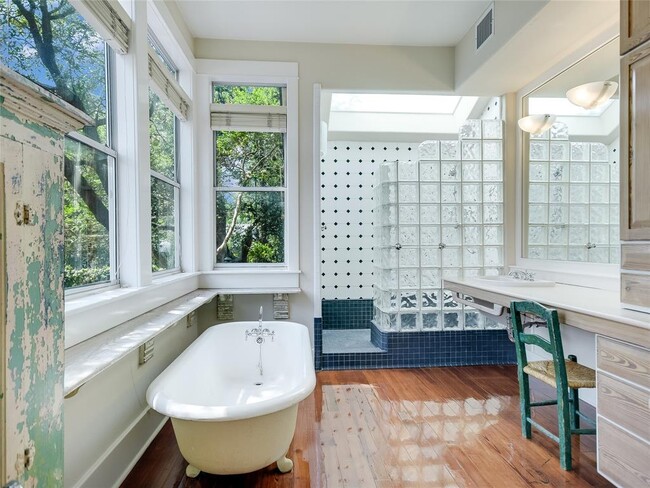 Building Photo - 1002 Lorrain St