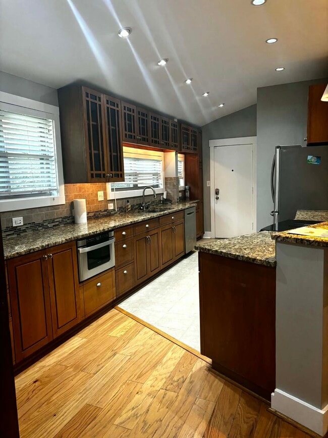 Building Photo - 339 Thole St