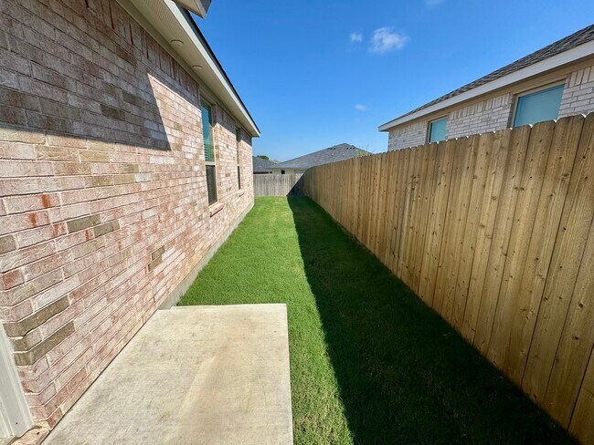 Building Photo - 5111 Rose Gdn Lp