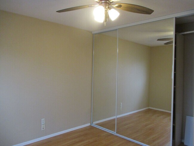 Building Photo - Very nice 2 bedroom 1.5 bath 1st floor condo