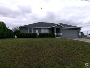 Building Photo - 1/2 Month's Free Rent! Completely Remodele...