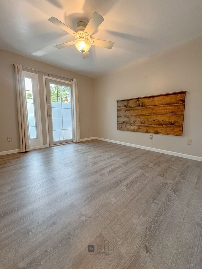 Building Photo - NEWLY UPDATED 2 BED/ 1 BATH SINGLE FAMILY ...