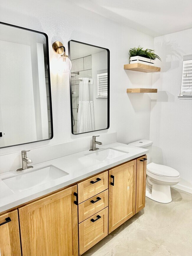 Building Photo - Fully Remodeled 3/2 in Northwest Fresno