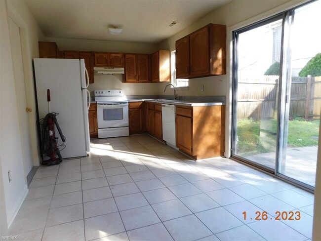 Building Photo - 3 br, 1.5 bath Townhome - 7926 Van Patten Rd