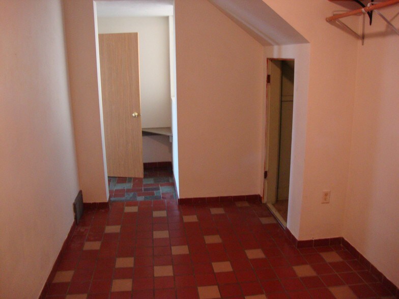 Building Photo - 801 West Ave S