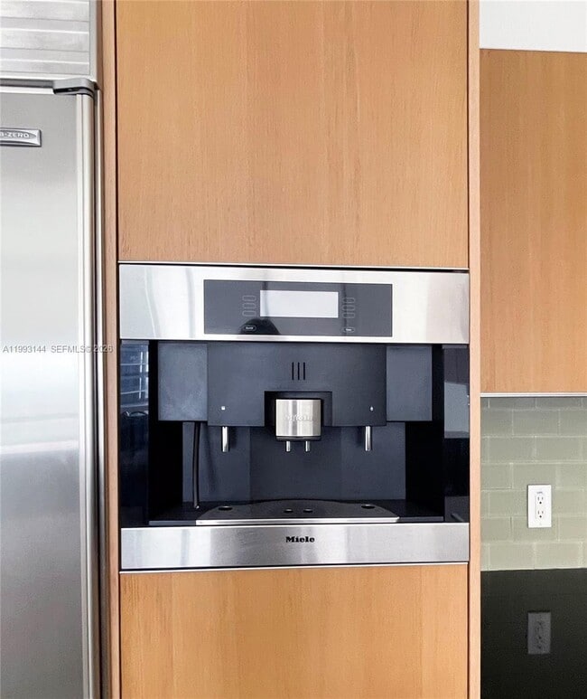 Building Photo - 1060 Brickell Ave