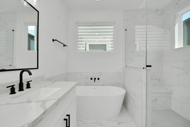 Building Photo - 3036 Live Oak St