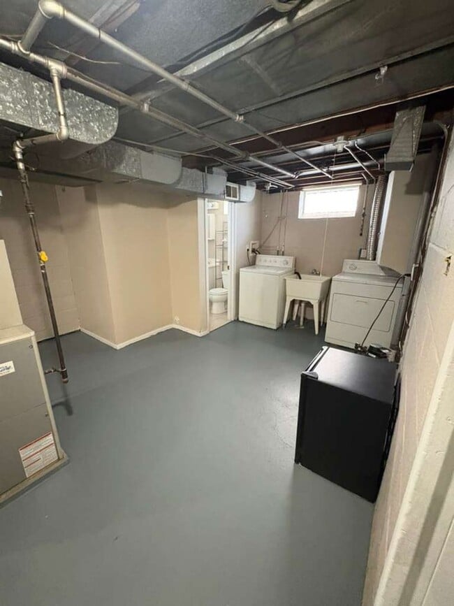 Building Photo - Discover a beautifully updated 3-bedroom, 2-bathroom single-family home.