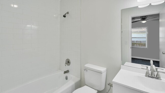 Building Photo - Newly remodeled 3 bedroom / 2 bath