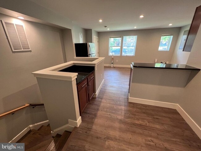 Building Photo - 447 Orange St SE