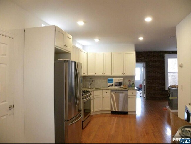 Building Photo - 43 Ridgewood Blvd E