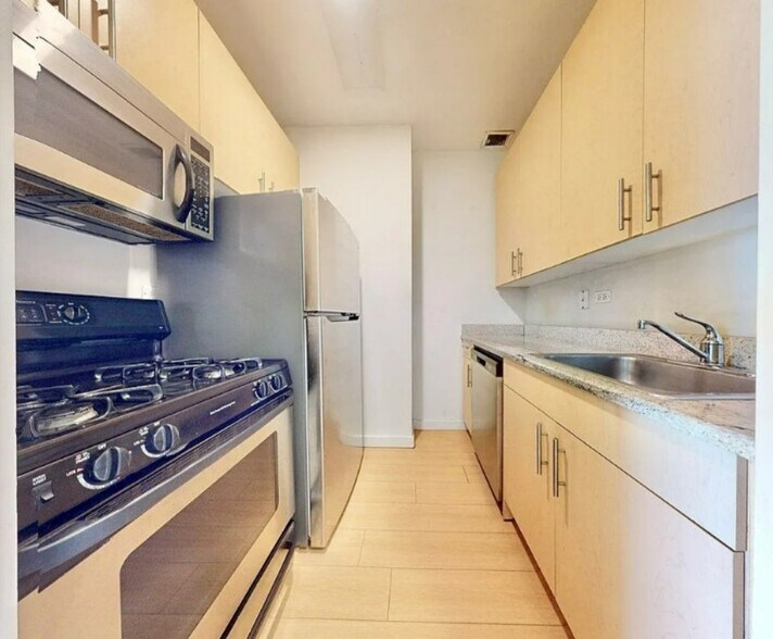 Building Photo - Washington Street